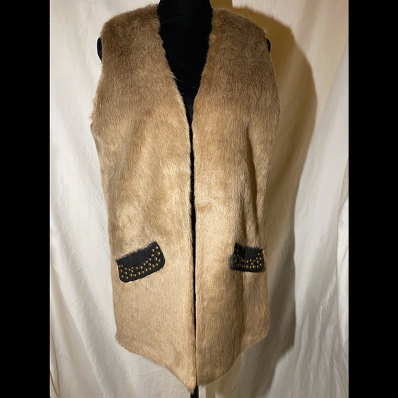 Vegan faux fur vest with rivet embellished pockets - Picture 1 of 5